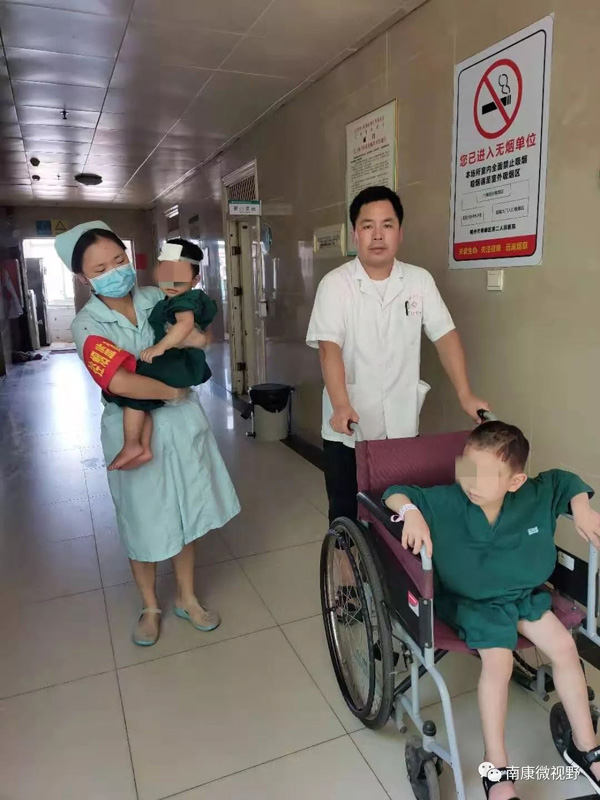 เด็กจีนปลอบน้องหลังพ่อแม่เสียชีวิต เด็กจีนปลอบน้องหลังพ่อแม่เสียชีวิต