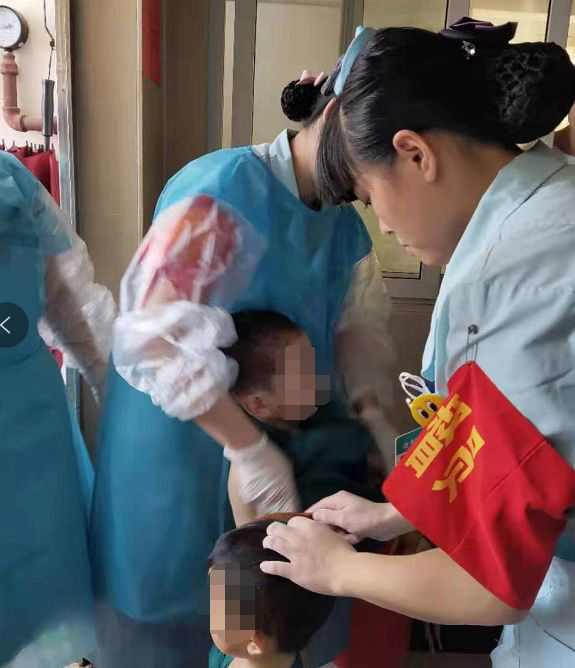 เด็กจีนปลอบน้องหลังพ่อแม่เสียชีวิต เด็กจีนปลอบน้องหลังพ่อแม่เสียชีวิต