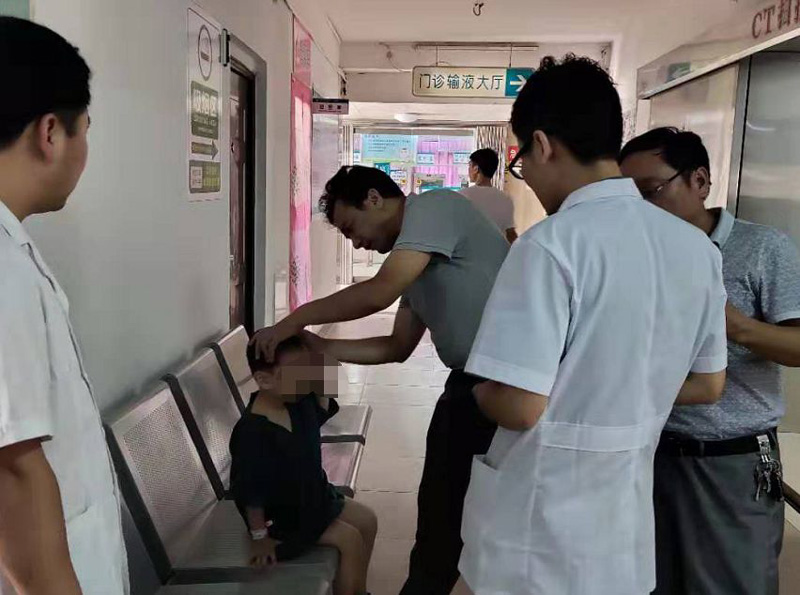 เด็กจีนปลอบน้องหลังพ่อแม่เสียชีวิต เด็กจีนปลอบน้องหลังพ่อแม่เสียชีวิต