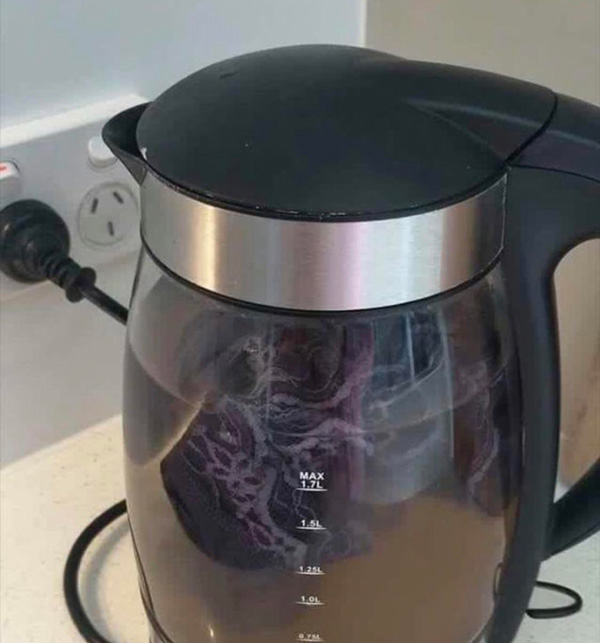 ต้มกางเกงในเปื้อนเมนส์ในกาต้มน้ำโรงแรม ต้มกางเกงในเปื้อนเมนส์ในกาต้มน้ำโรงแรม