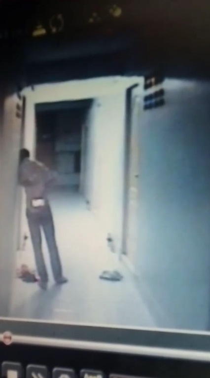 เจ้าของห้องฉุน เตะก้านคอหนุ่มดักฟัง เจ้าของห้องฉุน เตะก้านคอหนุ่มดักฟัง