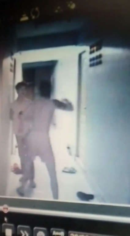 เจ้าของห้องฉุน เตะก้านคอหนุ่มดักฟัง เจ้าของห้องฉุน เตะก้านคอหนุ่มดักฟัง