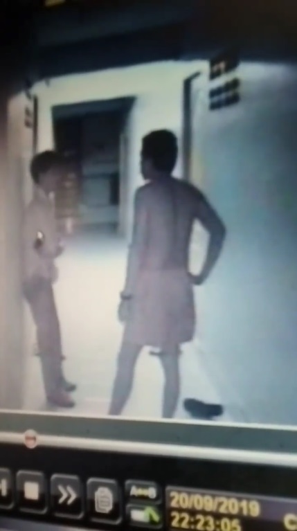 เจ้าของห้องฉุน เตะก้านคอหนุ่มดักฟัง เจ้าของห้องฉุน เตะก้านคอหนุ่มดักฟัง