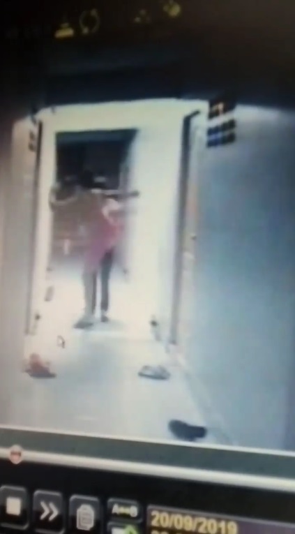 เจ้าของห้องฉุน เตะก้านคอหนุ่มดักฟัง เจ้าของห้องฉุน เตะก้านคอหนุ่มดักฟัง