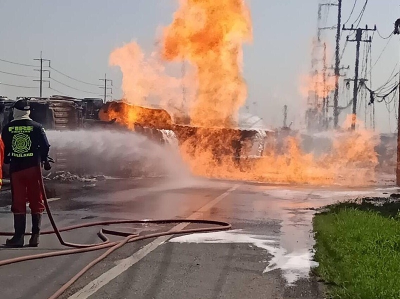 ไฟไหม้รถบรรทุกน้ำมัน ไฟไหม้รถบรรทุกน้ำมัน