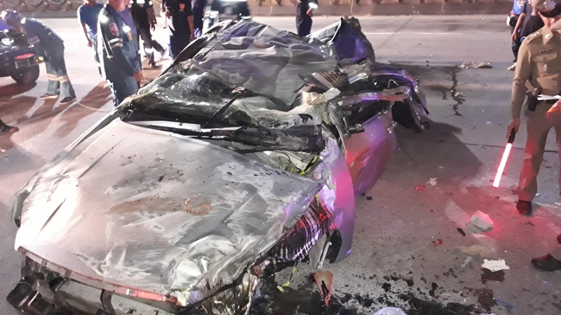 รถกระบะชนเสาไฟฟ้า รถกระบะชนเสาไฟฟ้า