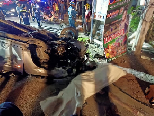 รถชนเสาไฟฟ้า รถชนเสาไฟฟ้า