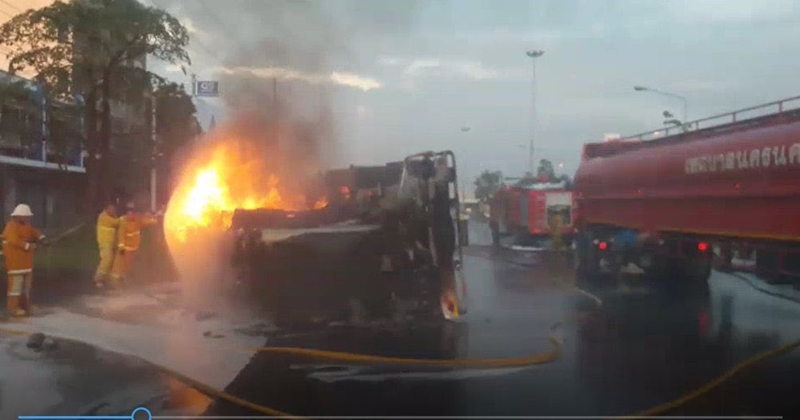 รถบรรทุกน้ำมันพลิกคว่ำไฟลุกไหม้ รถบรรทุกน้ำมันพลิกคว่ำไฟลุกไหม้