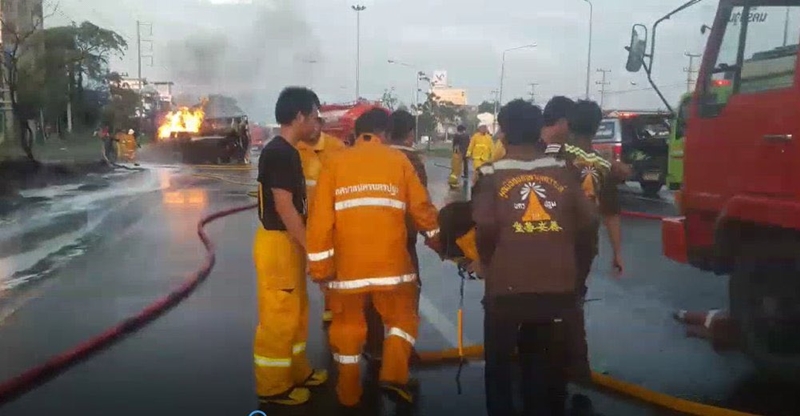 รถบรรทุกน้ำมันพลิกคว่ำไฟลุกไหม้ รถบรรทุกน้ำมันพลิกคว่ำไฟลุกไหม้