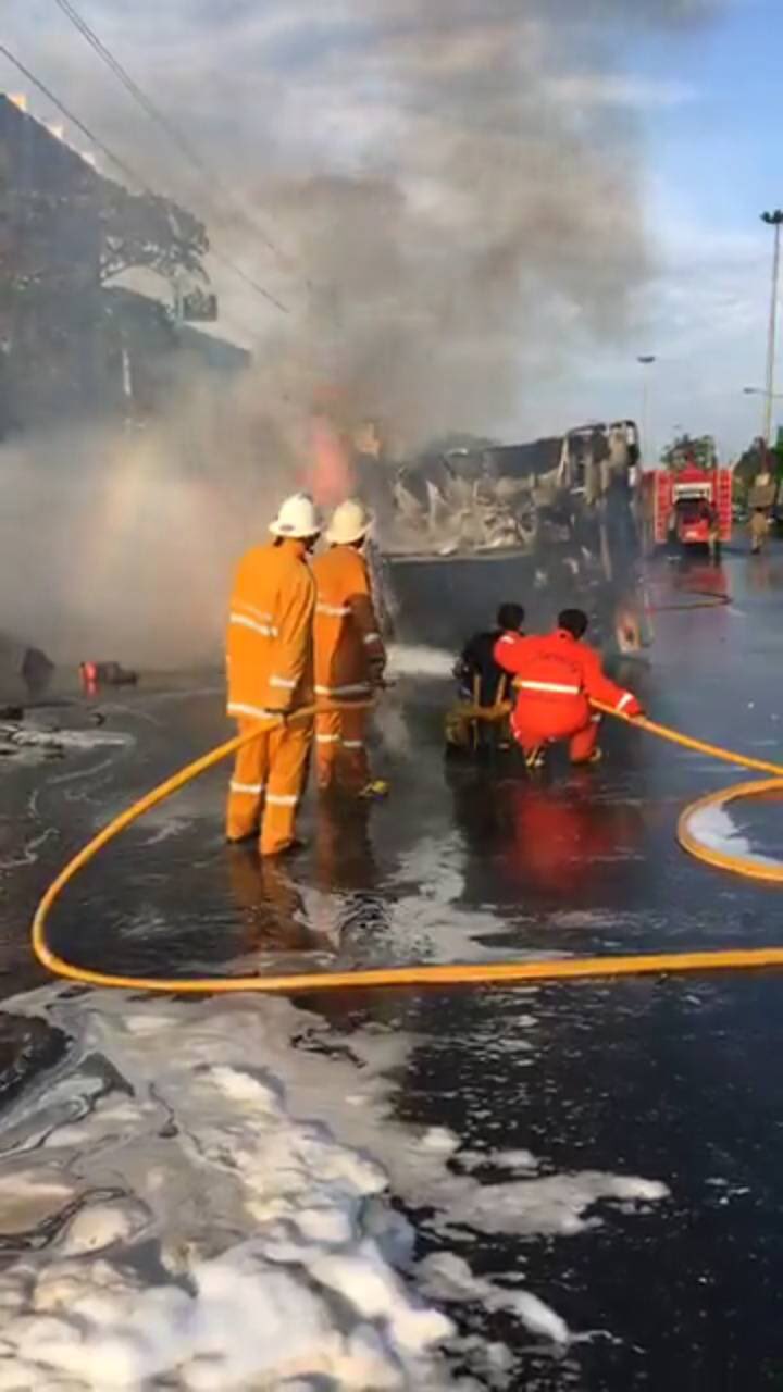 รถบรรทุกน้ำมันพลิกคว่ำไฟลุกไหม้ รถบรรทุกน้ำมันพลิกคว่ำไฟลุกไหม้