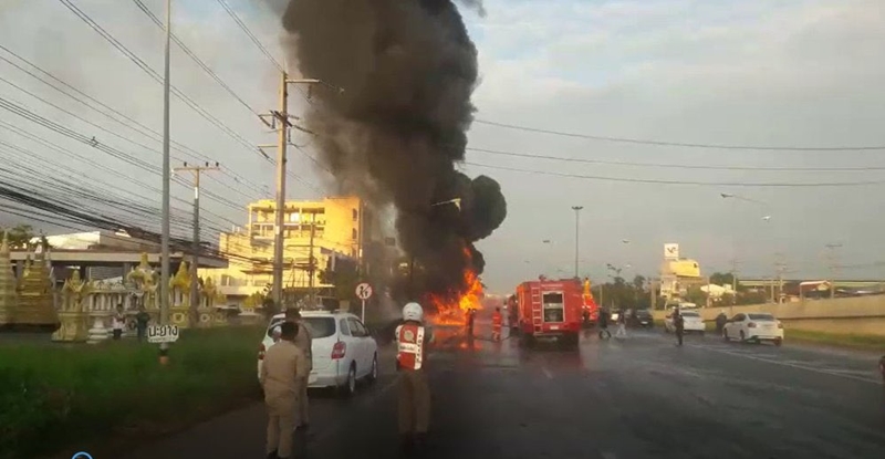 รถบรรทุกน้ำมันพลิกคว่ำไฟลุกไหม้ รถบรรทุกน้ำมันพลิกคว่ำไฟลุกไหม้