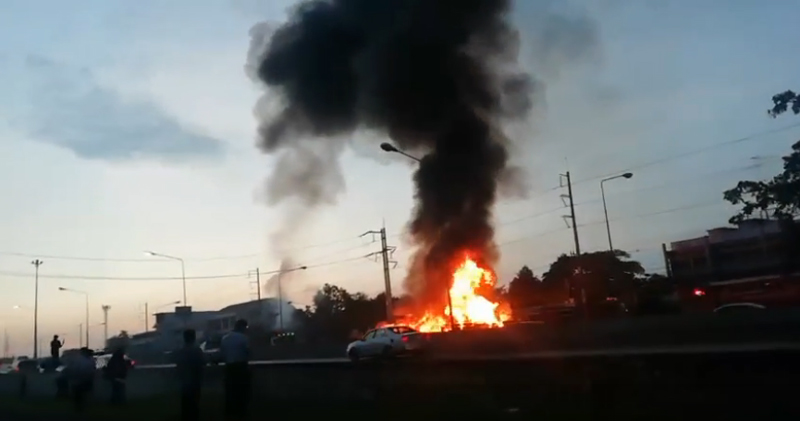 รถบรรทุกน้ำมันพลิกคว่ำไฟลุกไหม้ รถบรรทุกน้ำมันพลิกคว่ำไฟลุกไหม้