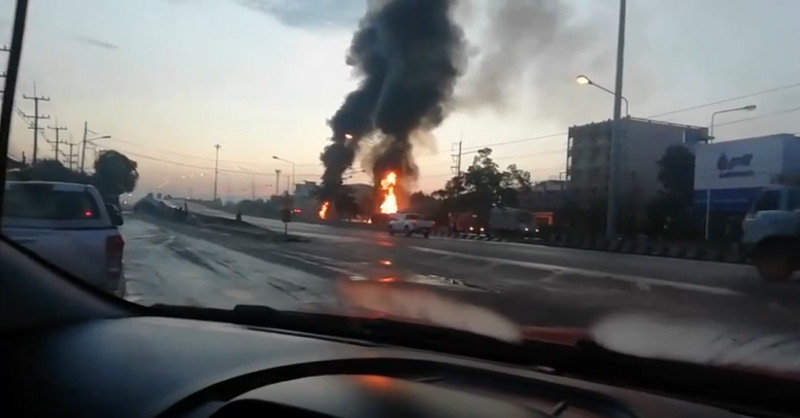 รถบรรทุกน้ำมันพลิกคว่ำไฟลุกไหม้ รถบรรทุกน้ำมันพลิกคว่ำไฟลุกไหม้