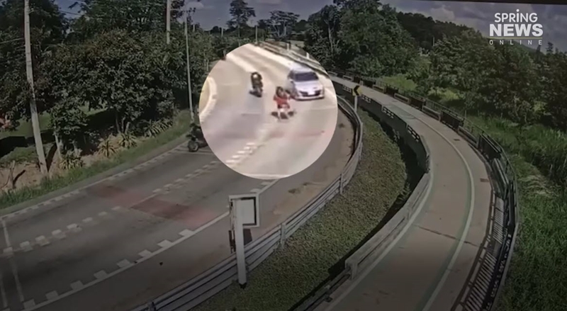 คลิปมอเตอร์ไซค์ซ้อน 4 พุ่งชนเก๋ง คลิปมอเตอร์ไซค์ซ้อน 4 พุ่งชนเก๋ง