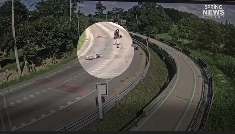 คลิปมอเตอร์ไซค์ซ้อน 4 พุ่งชนเก๋ง คลิปมอเตอร์ไซค์ซ้อน 4 พุ่งชนเก๋ง