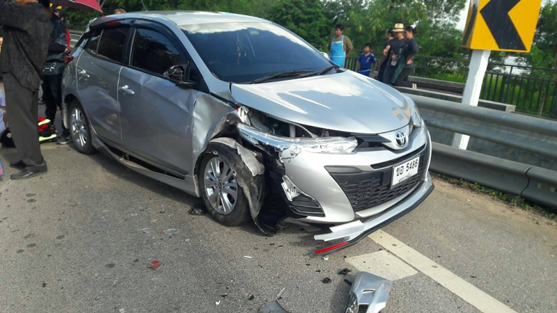 คลิปมอเตอร์ไซค์ซ้อน 4 พุ่งชนเก๋ง คลิปมอเตอร์ไซค์ซ้อน 4 พุ่งชนเก๋ง