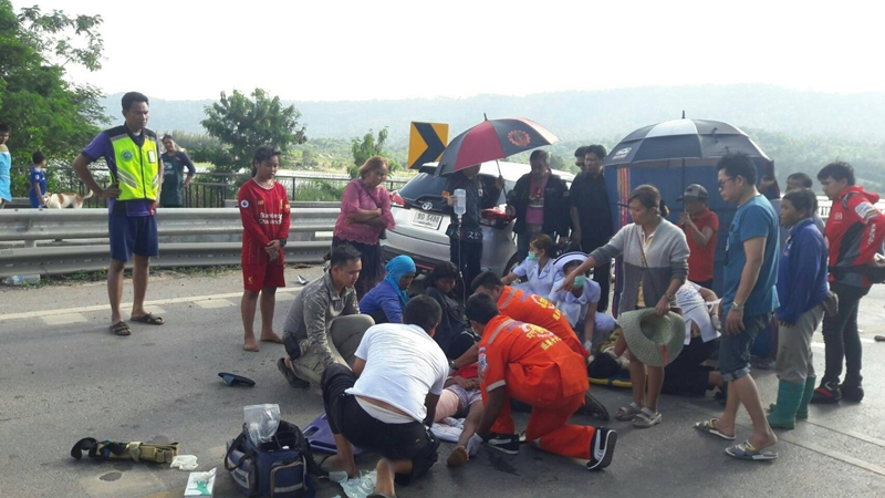 คลิปมอเตอร์ไซค์ซ้อน 4 พุ่งชนเก๋ง คลิปมอเตอร์ไซค์ซ้อน 4 พุ่งชนเก๋ง