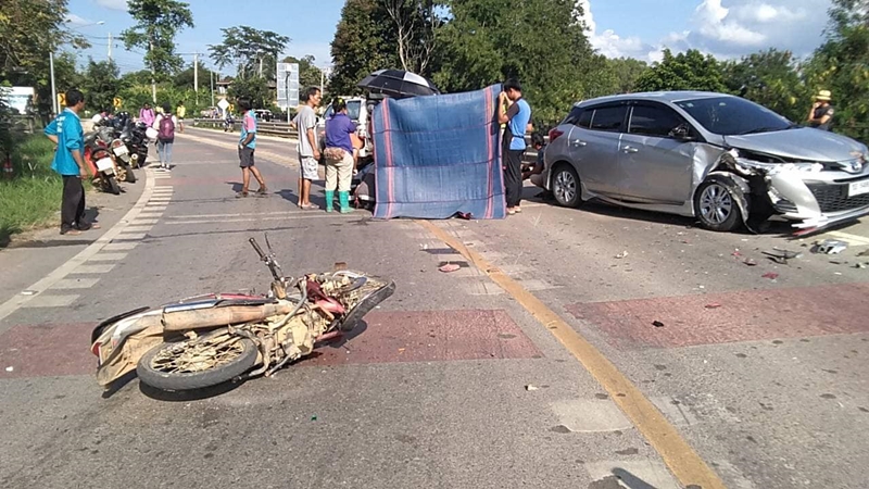 คลิปมอเตอร์ไซค์ซ้อน 4 พุ่งชนเก๋ง คลิปมอเตอร์ไซค์ซ้อน 4 พุ่งชนเก๋ง