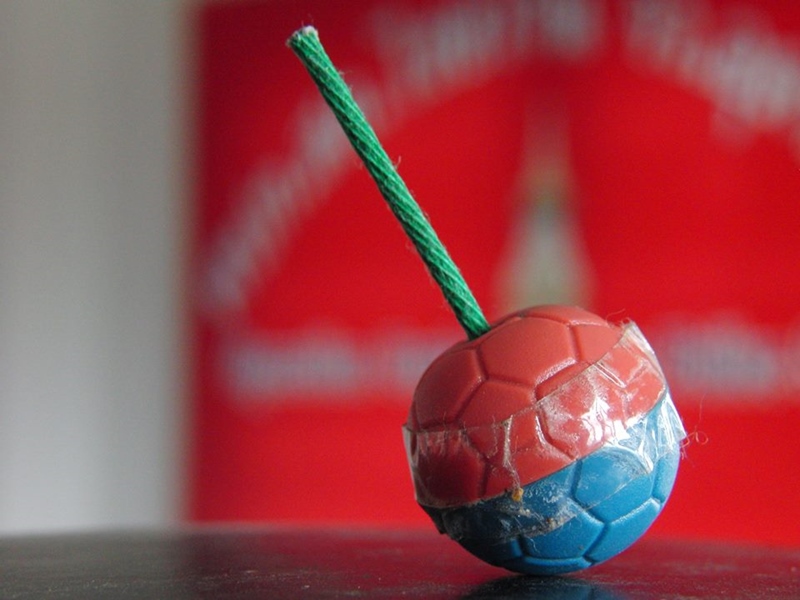 พลุระเบิดใส่เด็ก พลุระเบิดใส่เด็ก