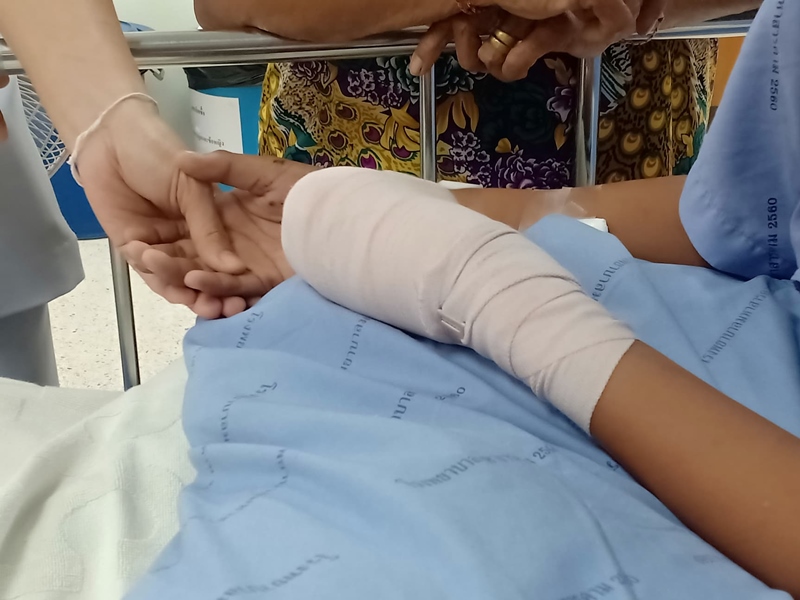 พลุระเบิดใส่เด็ก พลุระเบิดใส่เด็ก