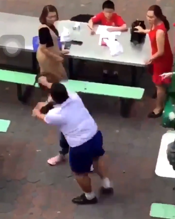 อาม่าตบเด็ก อาม่าตบเด็ก