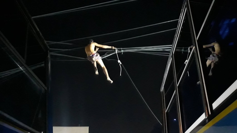 ชายสติไม่ดีปีนเสาไฟฟ้า ชายสติไม่ดีปีนเสาไฟฟ้า