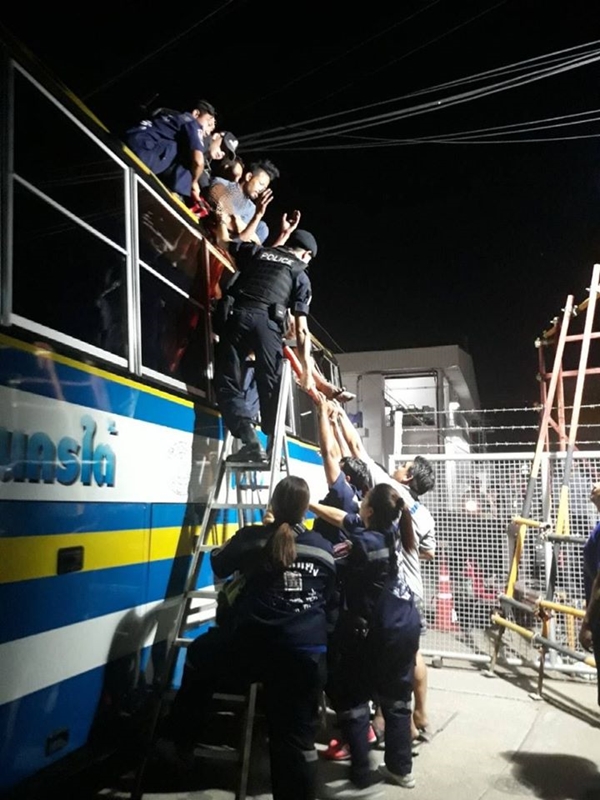 ชายสติไม่ดีปีนเสาไฟฟ้า ชายสติไม่ดีปีนเสาไฟฟ้า