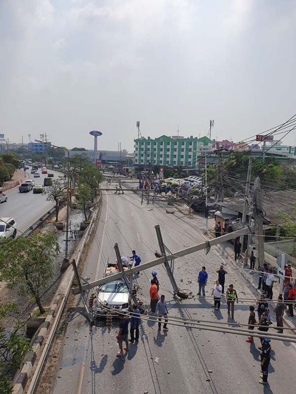 อีฟ สาวซิ่งชนเสาไฟล้ม 15 ต้น อีฟ สาวซิ่งชนเสาไฟล้ม 15 ต้น
