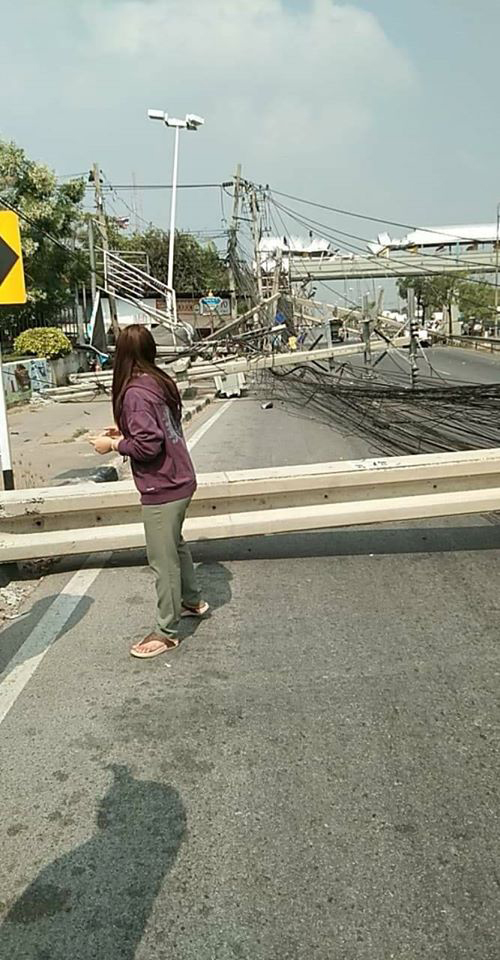 อีฟ สาวซิ่งชนเสาไฟล้ม 15 ต้น อีฟ สาวซิ่งชนเสาไฟล้ม 15 ต้น