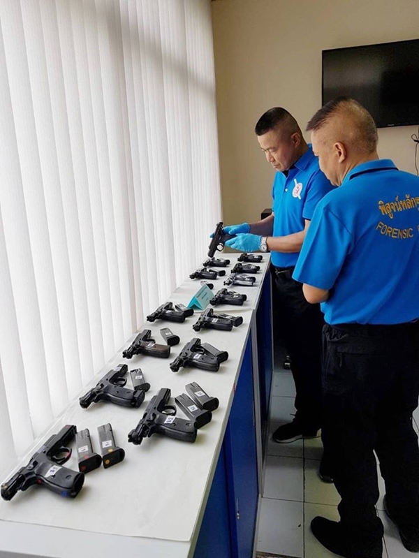 จนท. นั่งคัดหัวกระสุนคดีชิงทองลพบุรี จนท. นั่งคัดหัวกระสุนคดีชิงทองลพบุรี