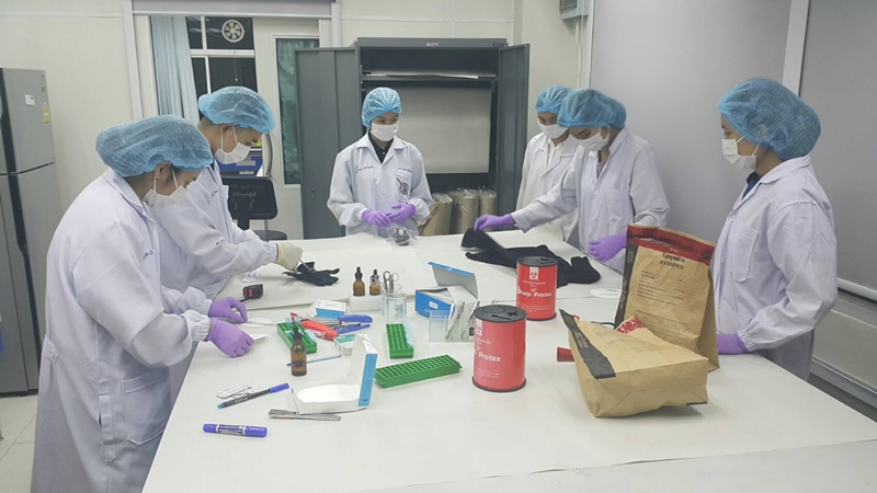 จนท. นั่งคัดหัวกระสุนคดีชิงทองลพบุรี จนท. นั่งคัดหัวกระสุนคดีชิงทองลพบุรี