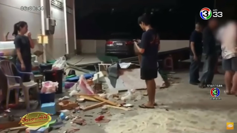 ฟอร์จูนเนอร์ ชน นศ. ดับคาร้านข้าวไข่เจียว ฟอร์จูนเนอร์ ชน นศ. ดับคาร้านข้าวไข่เจียว