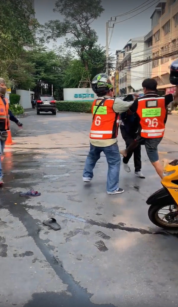 วินมอเตอร์ไซค์รุมทำร้ายแกร็บ วินมอเตอร์ไซค์รุมทำร้ายแกร็บ