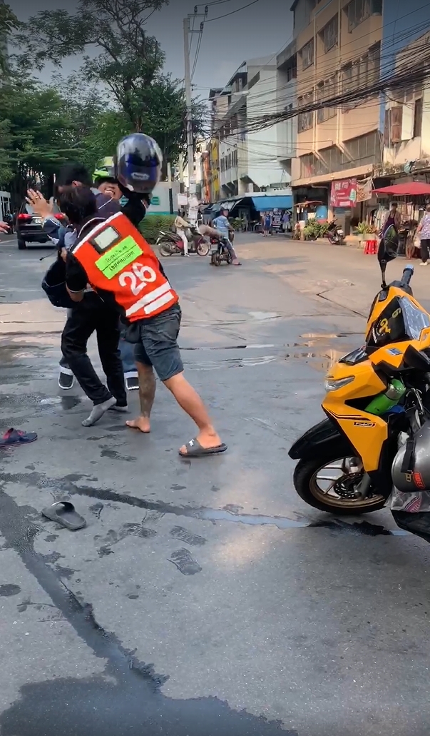 วินมอเตอร์ไซค์รุมทำร้ายแกร็บ วินมอเตอร์ไซค์รุมทำร้ายแกร็บ