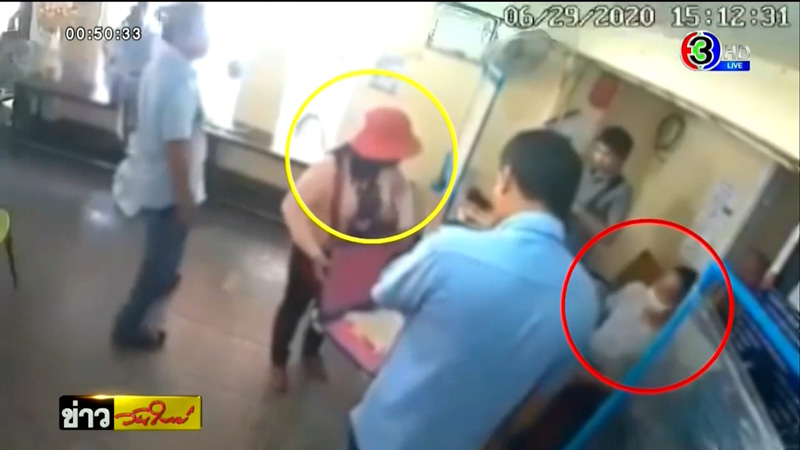 ถีบหน้าแม่ค้าขายลอตเตอรี่ ถีบหน้าแม่ค้าขายลอตเตอรี่