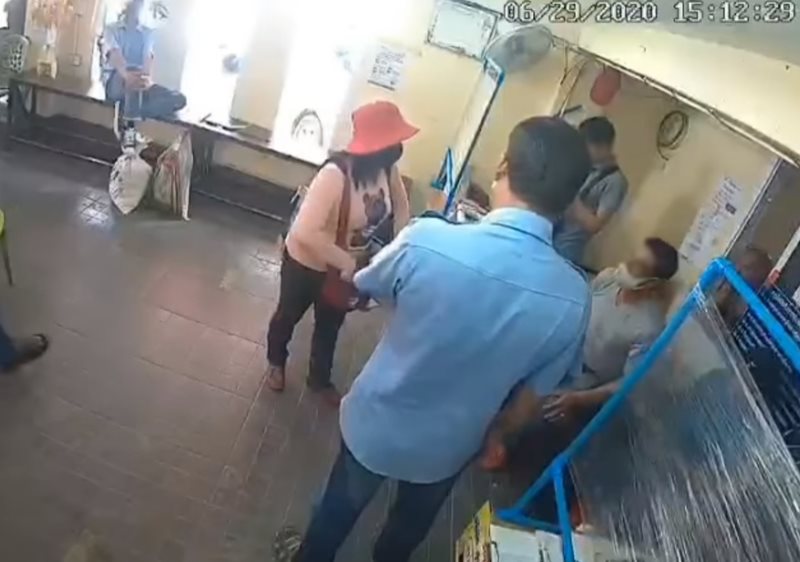 ถีบหน้าแม่ค้าขายลอตเตอรี่ ถีบหน้าแม่ค้าขายลอตเตอรี่