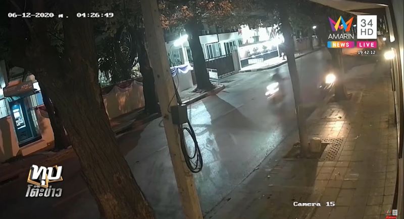 เด็ก 14 ขี่มอเตอร์ไซค์ซ้อนสามชนฟุตปาธ เด็ก 14 ขี่มอเตอร์ไซค์ซ้อนสามชนฟุตปาธ