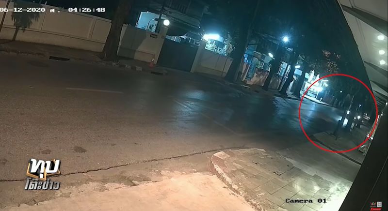 เด็ก 14 ขี่มอเตอร์ไซค์ซ้อนสามชนฟุตปาธ เด็ก 14 ขี่มอเตอร์ไซค์ซ้อนสามชนฟุตปาธ