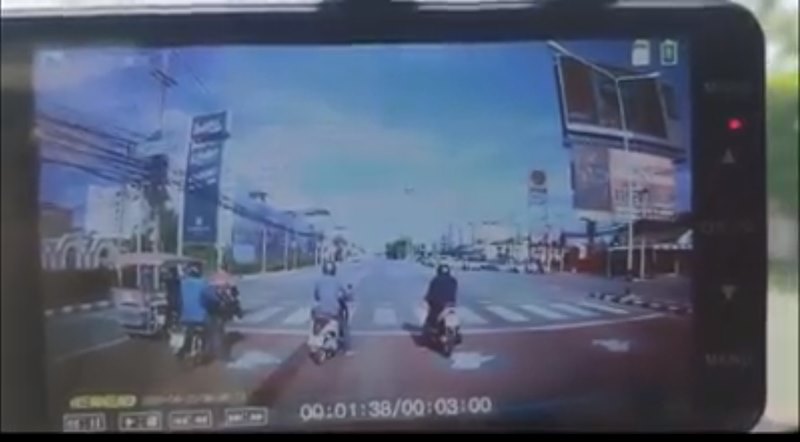 รถตู้ฝ่าไฟแดง ชน จยย. รถตู้ฝ่าไฟแดง ชน จยย.