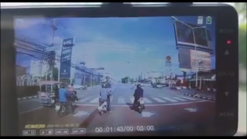 รถตู้ฝ่าไฟแดง ชน จยย. รถตู้ฝ่าไฟแดง ชน จยย.