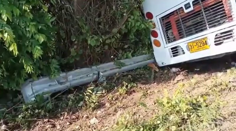 รถบัสทัศนศึกษาหลุดโค้ง รถบัสทัศนศึกษาหลุดโค้ง