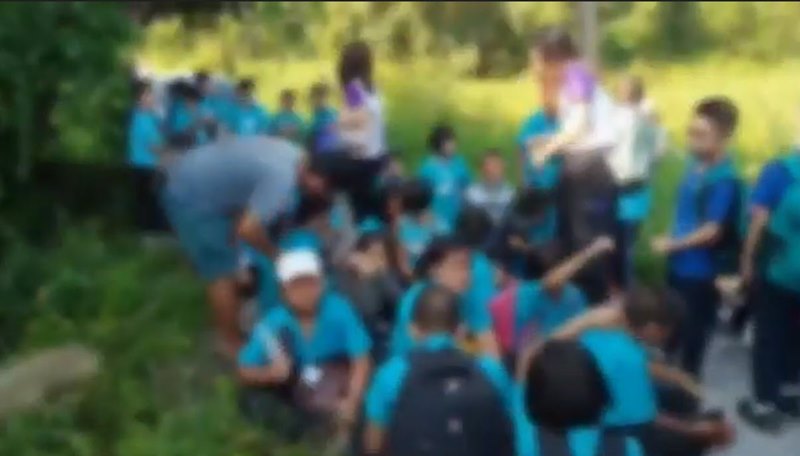 รถบัสทัศนศึกษาหลุดโค้ง รถบัสทัศนศึกษาหลุดโค้ง