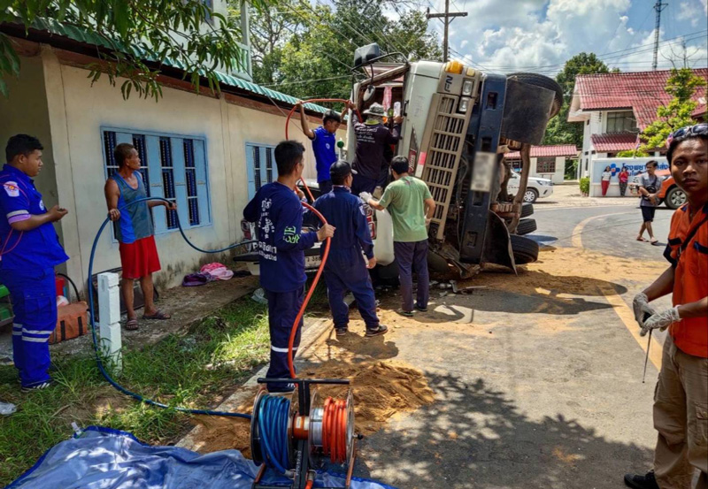 รถโม่ปูนพลิกทับกระบะ รถโม่ปูนพลิกทับกระบะ