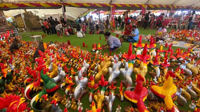 คนแห่ขอโชคไอ้ไข่ คนแห่ขอโชคไอ้ไข่