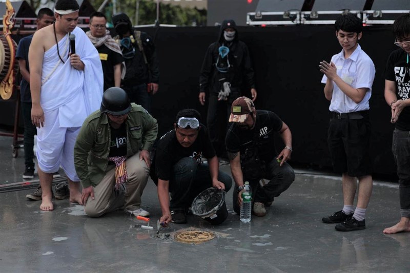 หมุดคณะราษฎร 2 หมุดคณะราษฎร 2