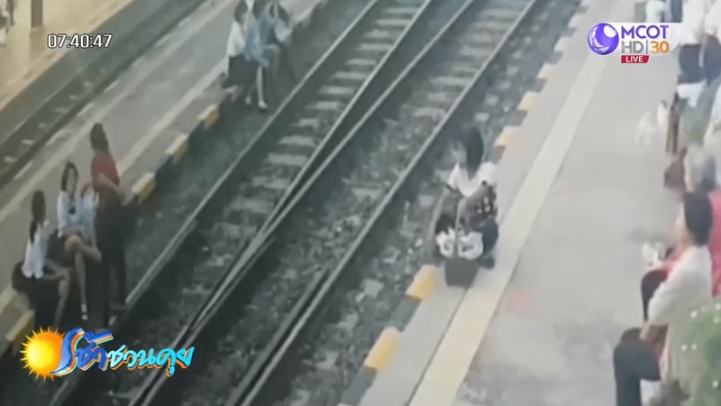 ป้าตบเด็กไม่ยืนเคารพธงชาติ ป้าตบเด็กไม่ยืนเคารพธงชาติ