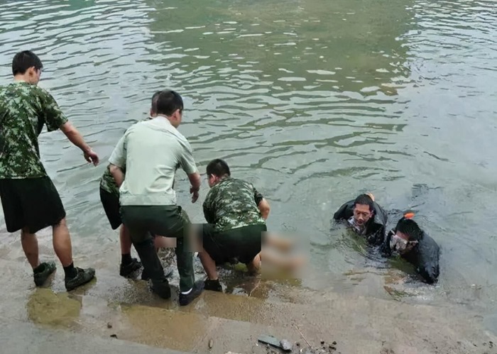 ผลักเพื่อนตกน้ำ ผลักเพื่อนตกน้ำ