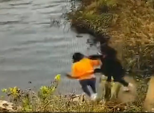 ผลักเพื่อนตกน้ำ ผลักเพื่อนตกน้ำ