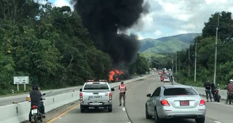 รถบรรทุกน้ำมันคว่ำ รถบรรทุกน้ำมันคว่ำ