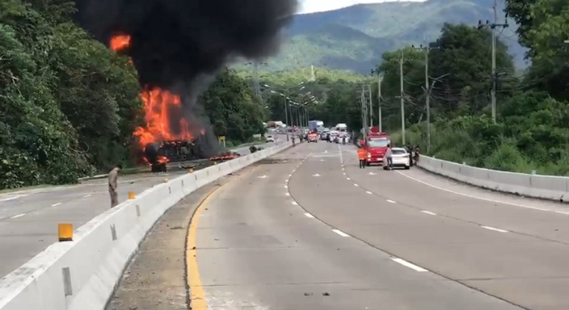 รถบรรทุกน้ำมันคว่ำ รถบรรทุกน้ำมันคว่ำ